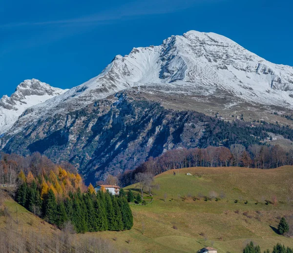 Monte Arera Con Prima Neve Autunno — Foto Stock