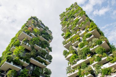 Milan, Porta Nuova, 30 Mayıs 2018. Dikey orman binaları. Buna böyle denir çünkü her kule 3 ila 6 metre arasında ağaçları barındırır. Bu da dumanı azaltır ve oksijen üretir.