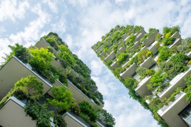 Milan, Porta Nuova, 30 Mayıs 2018. Dikey orman binaları. Buna böyle denir çünkü her kule 3 ila 6 metre arasında ağaçları barındırır. Bu da dumanı azaltır ve oksijen üretir.
