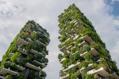 Milan, Porta Nuova, 30 Mayıs 2018. Dikey orman binaları. Buna böyle denir çünkü her kule 3 ila 6 metre arasında ağaçları barındırır. Bu da dumanı azaltır ve oksijen üretir.