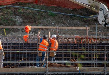 Oltre Il colle bergamo İtalya: Nisan 2018 işçiler iş için kanalizasyon arıtma tesisi inşaatı