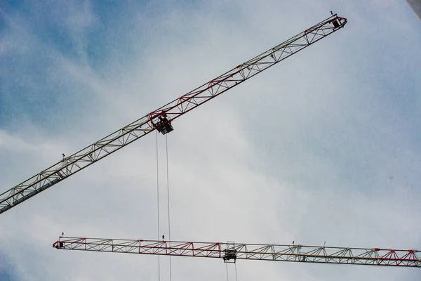 Two Cranes Action Construction Lattice — Stock Photo, Image