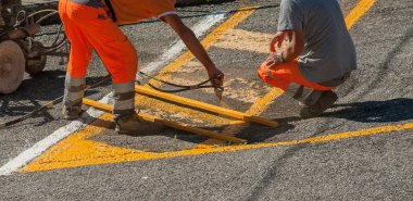 Engelliler için park yeri için şeritler