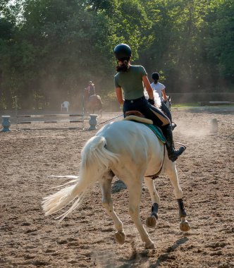 Amazon tarafından monte at dörtnala