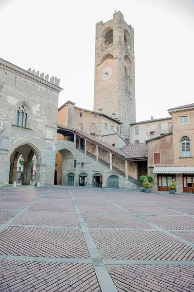 Bergamo Ortaçağ Kulesi Ile Eski Bir Kare — Stok fotoğraf