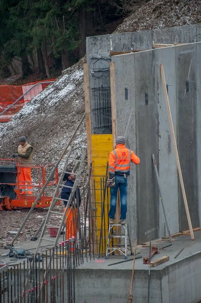 Bérgamo Italia Noviembre 2017 Trabajadores Trabajo Para Construcción Muro Contención — Foto de Stock