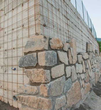 Estetik duvar yapmak için taş kaplama