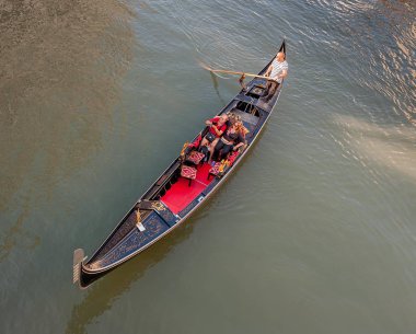 Venezia Italia Ağustos 2017: Romantik lagün veneta gondolda yolculukta
