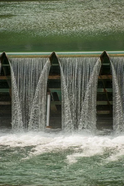 Barrière Vertragen Stroom Van Water — Stockfoto