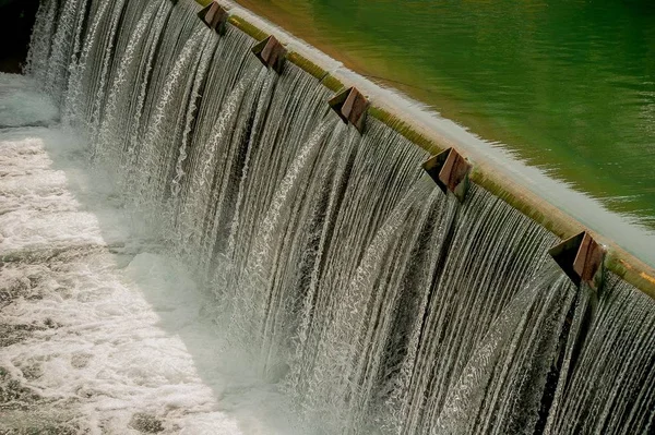 Barrière Vertragen Stroom Van Water — Stockfoto