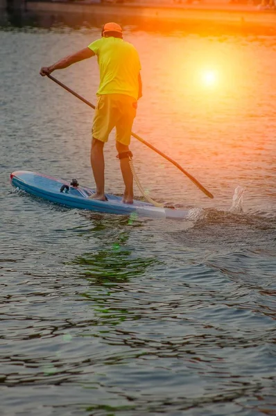 Paddler Steg Bei Sonnenuntergang — Stockfoto