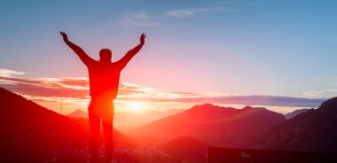 Gün batımında vücudun rahatlama