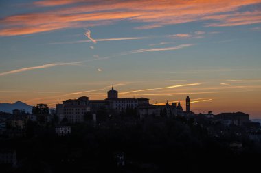 Bergamo Alta manzarası şafak