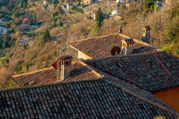 Dach Mit Antiken Coppi Und Schornsteinen — Stockfoto