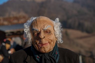 Dossena bergamo İtalya 16 Şubat 2019: komedi ve eski bir köy karnaval arasındaki maskeler toplama