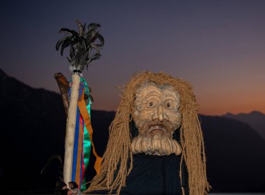 Dossena bergamo İtalya 16 Şubat 2019: komedi ve eski bir köy karnaval arasındaki maskeler toplama