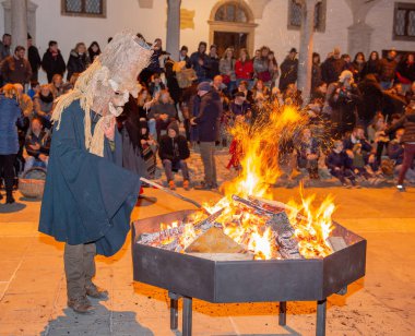 Dossena bergamo İtalya 16 Şubat 2019: komedi ve eski bir köy karnaval arasındaki maskeler toplama