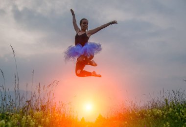 Doğanın ortasında dansçı atlama