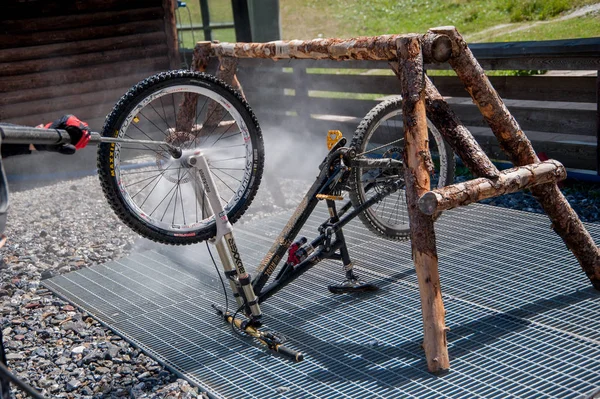 Чистка велосипеда з pulivapor — стокове фото