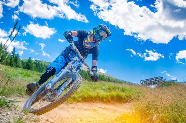 yol boyunca dik iniş, Bisiklet ile