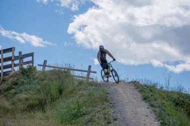 yol boyunca dik iniş, Bisiklet ile