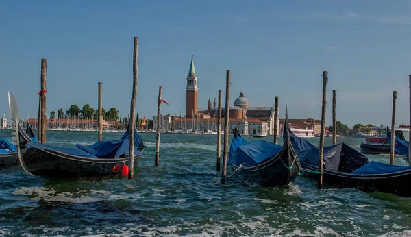 Cliente de góndolas esperando anclado en Venecia —  Fotos de Stock