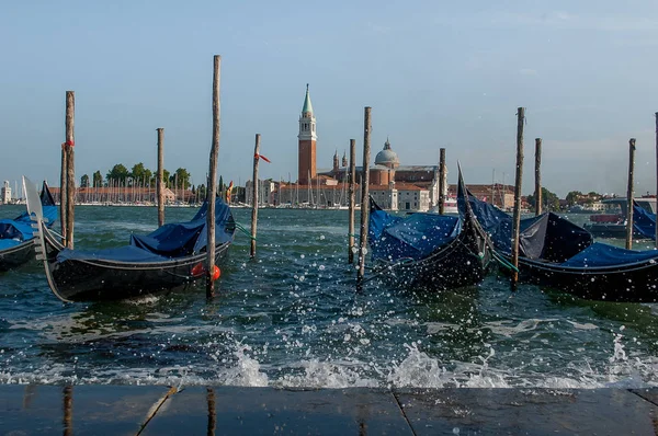 Wartende Gondeln ankern in Venedig — Stockfoto