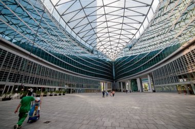 Cam ve çelikten modern bina