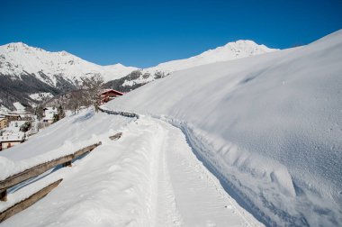 ağır kar yağışı sonrası yol