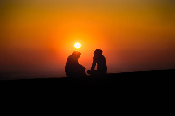 Confidencias entre dos adolescentes al atardecer —  Fotos de Stock