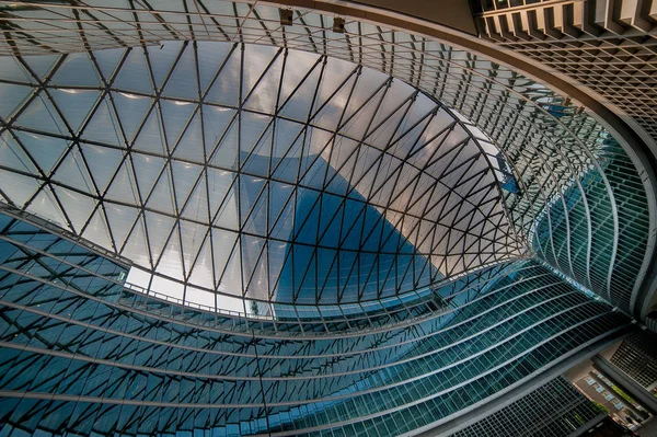 Cam ve çelikten modern bina