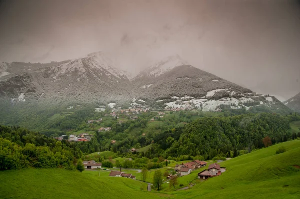 Montaña entre — Foto de Stock