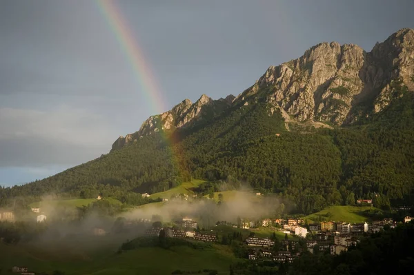 Montaña Las Nubes Después Tormenta Con Arco Iris — Foto de Stock