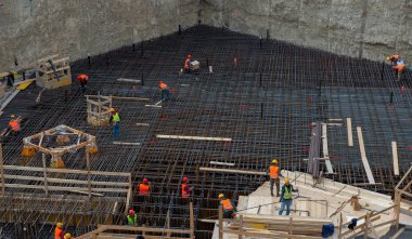 güçlendirilmiş beton tabanı inşaatı için iş yerinde işçiler