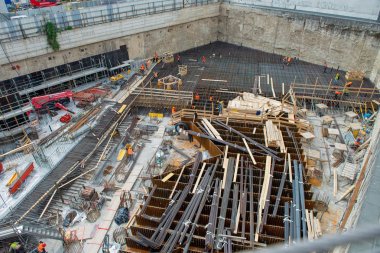 güçlendirilmiş beton tabanı inşaatı için iş yerinde işçiler