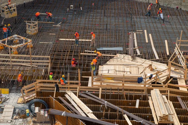 güçlendirilmiş beton tabanı inşaatı için iş yerinde işçiler