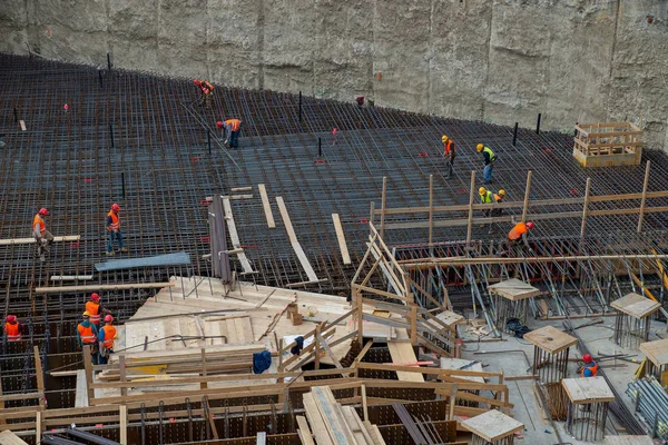 Trabajadores en el trabajo para la construcción de la base de hormigón armado — Foto de Stock
