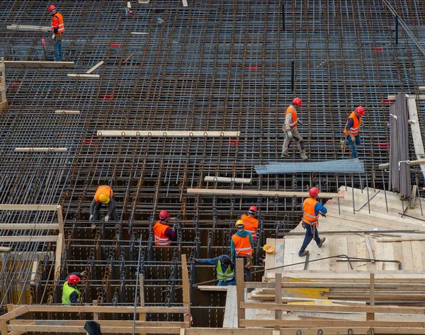 Trabajadores en el trabajo para la construcción de la base de hormigón armado — Foto de Stock