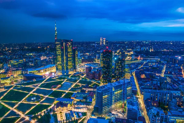 Milan skyline al atardecer — Foto de Stock