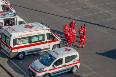 Stadyum dışında ambulanslar ile pozisyonda tıbbi ilk yardım gönüllüleri Grubu