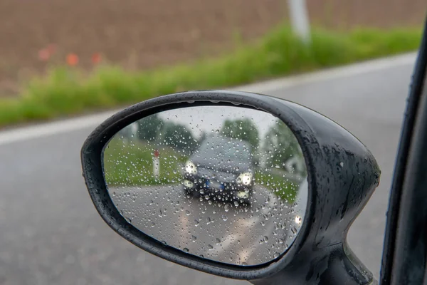 Зеркало заднего вида с каплями воды — стоковое фото