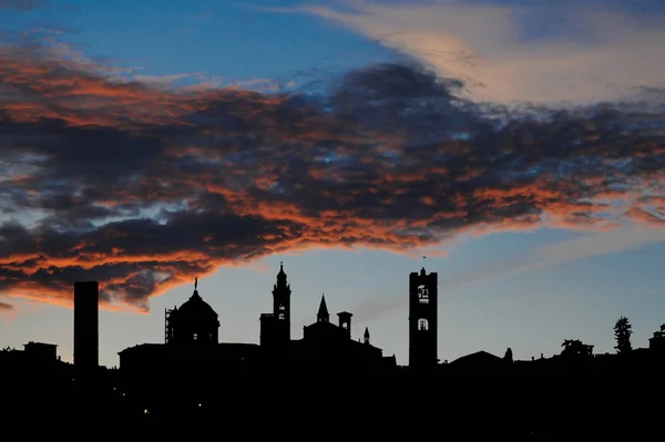 Horizonte de la ciudad superior de bergamo al atardecer — Foto de Stock