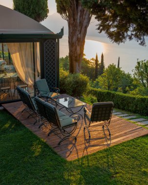 Göl'e bakan sandalyeile küçük bir masa