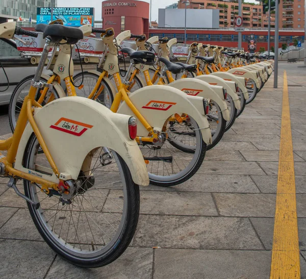 Offentliga cyklar i Milano — Stockfoto