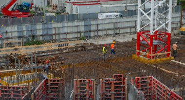 bodrum inşaatı için işyerinde işçiler