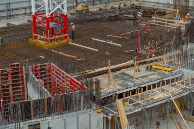 bodrum inşaatı için işyerinde işçiler