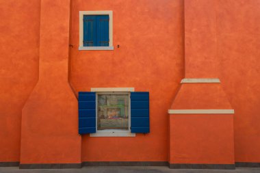 Caorle ev renkli