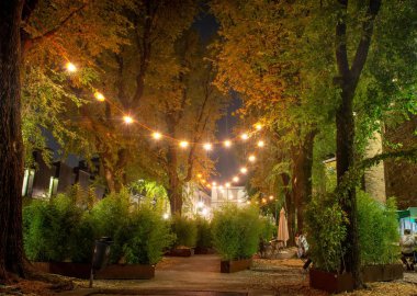 Bergamo 'nun akşamları doğayı, güzelliği ve ekolojiyi destekleyen eski meydanı,