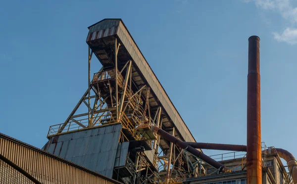 Oude verlaten cementfabriek — Stockfoto