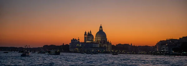 Στον ορίζοντα της Βενετίας στο ηλιοβασίλεμα — Φωτογραφία Αρχείου